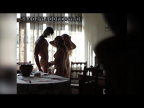 ❤️ Des amis sexuels invitent un homme géant et font un plan à trois avec lui ❤️ Vidéo de baise at us ❌