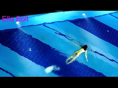 ❤️ Je ne peux pas m'arrêter de regarder, jeune blonde prise en train de nager nue dans la piscine de la station ELLA BOLT. ❤️ Vidéo de baise at us ❌