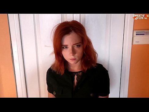 ❤️ Un agent de sécurité punit une jolie femme pour un vol à l'étalage - Cum In Mouth ❤️ Vidéo de baise at us ❌