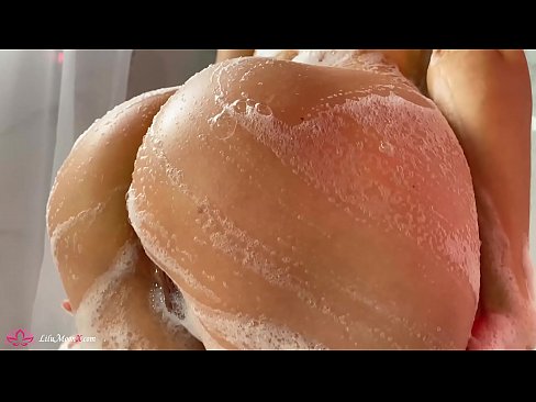 ❤️ Une brune masturbe sa chatte avec un vibrateur jusqu'à un orgasme intense sous la douche. ❤️ Vidéo de baise at us ❌