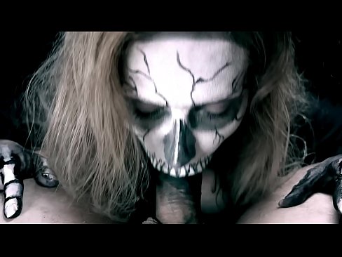 ❤️ Une fille démoniaque suce une bite avec sa bouche noire et avale le sperme. ❤️ Vidéo de baise at us ❌
