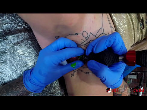 ❤️ Sully Savage, une chaudasse extrêmement tatouée, s'est fait tatouer le clitoris. ❤️ Vidéo de baise at us ❌
