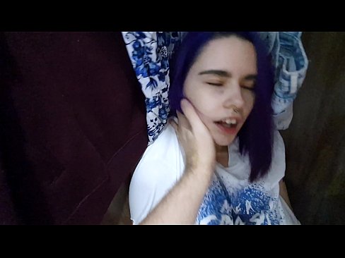 ❤️ J'ai trouvé ma soeur dans le placard et je l'ai aidée à jouir. ❤️ Vidéo de baise at us ❌